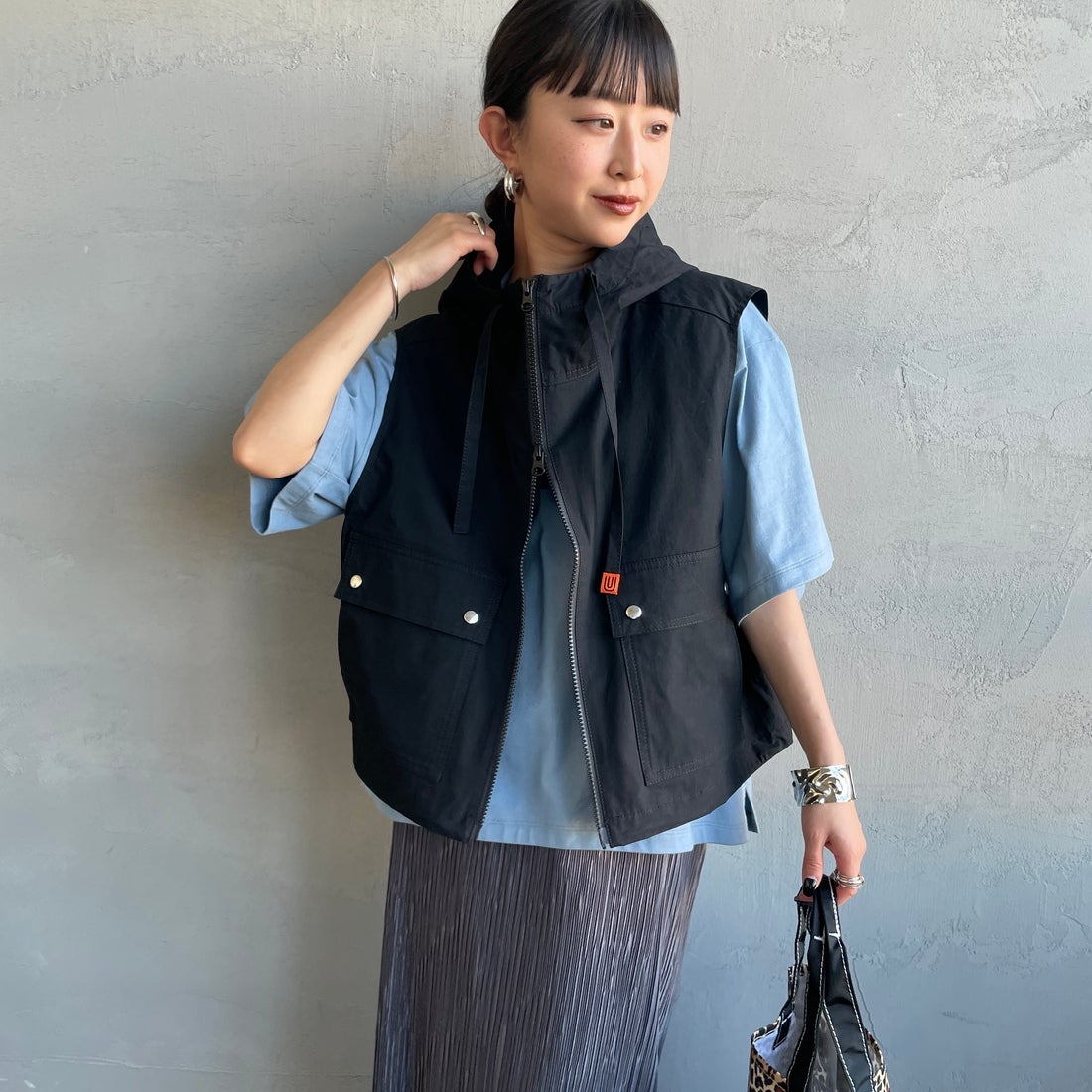 UNIVERSAL OVERALL [ユニバーサルオーバーオール] 別注 ショート丈 フード付きワークベスト [U2612460IN-JF] BLACK &&モデル身長：150cm 着用サイズ：F&&