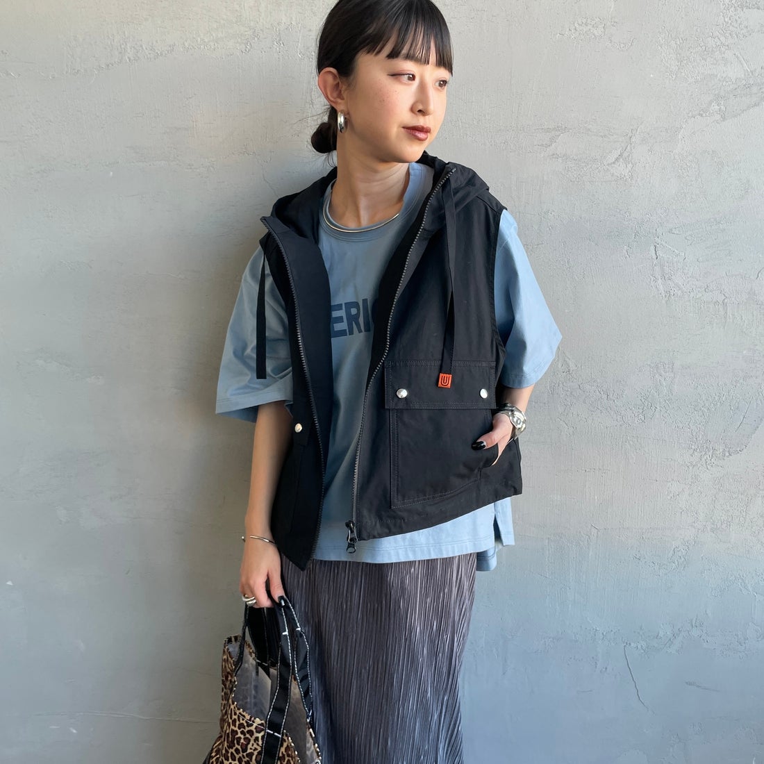 UNIVERSAL OVERALL [ユニバーサルオーバーオール] 別注 ショート丈 フード付きワークベスト [U2612460IN-JF] BLACK &&モデル身長：150cm 着用サイズ：F&&