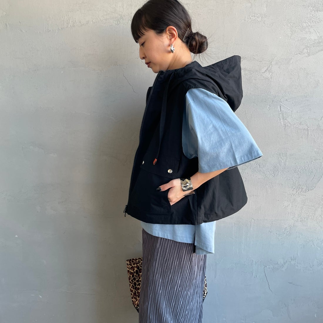 UNIVERSAL OVERALL [ユニバーサルオーバーオール] 別注 ショート丈 フード付きワークベスト [U2612460IN-JF] BLACK &&モデル身長：150cm 着用サイズ：F&&