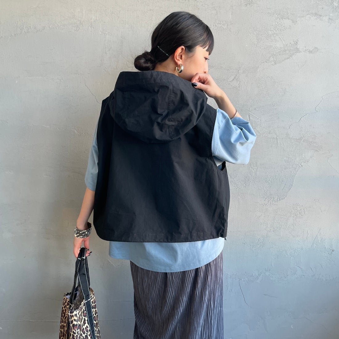 UNIVERSAL OVERALL [ユニバーサルオーバーオール] 別注 ショート丈 フード付きワークベスト [U2612460IN-JF] BLACK &&モデル身長：150cm 着用サイズ：F&&