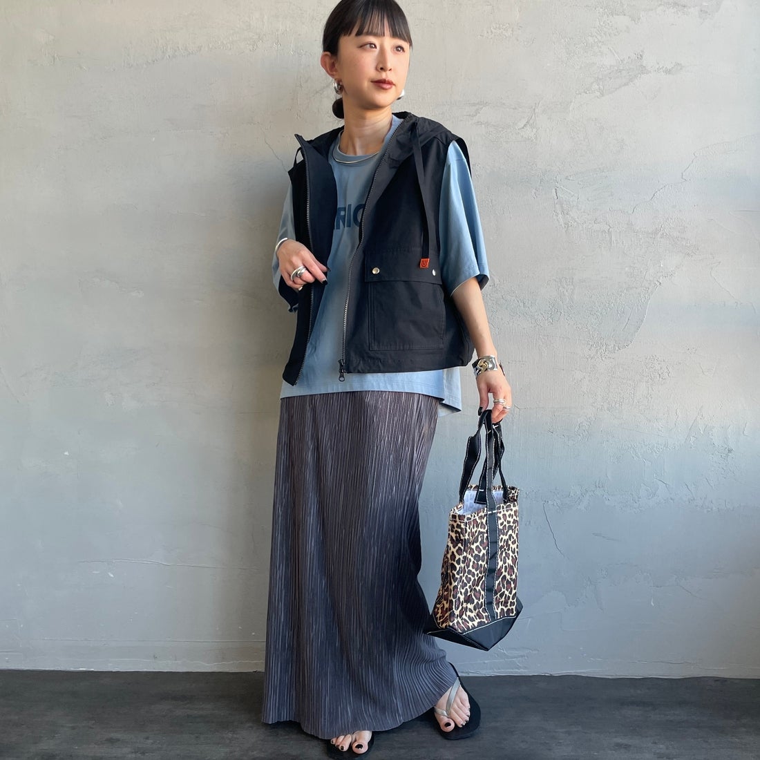 UNIVERSAL OVERALL [ユニバーサルオーバーオール] 別注 ショート丈 フード付きワークベスト [U2612460IN-JF] BLACK &&モデル身長：150cm 着用サイズ：F&&