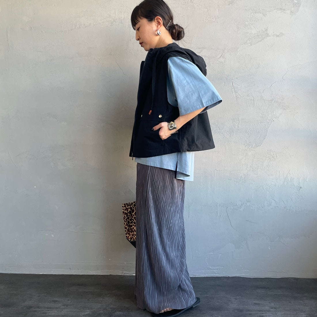 UNIVERSAL OVERALL [ユニバーサルオーバーオール] 別注 ショート丈 フード付きワークベスト [U2612460IN-JF] BLACK &&モデル身長：150cm 着用サイズ：F&&