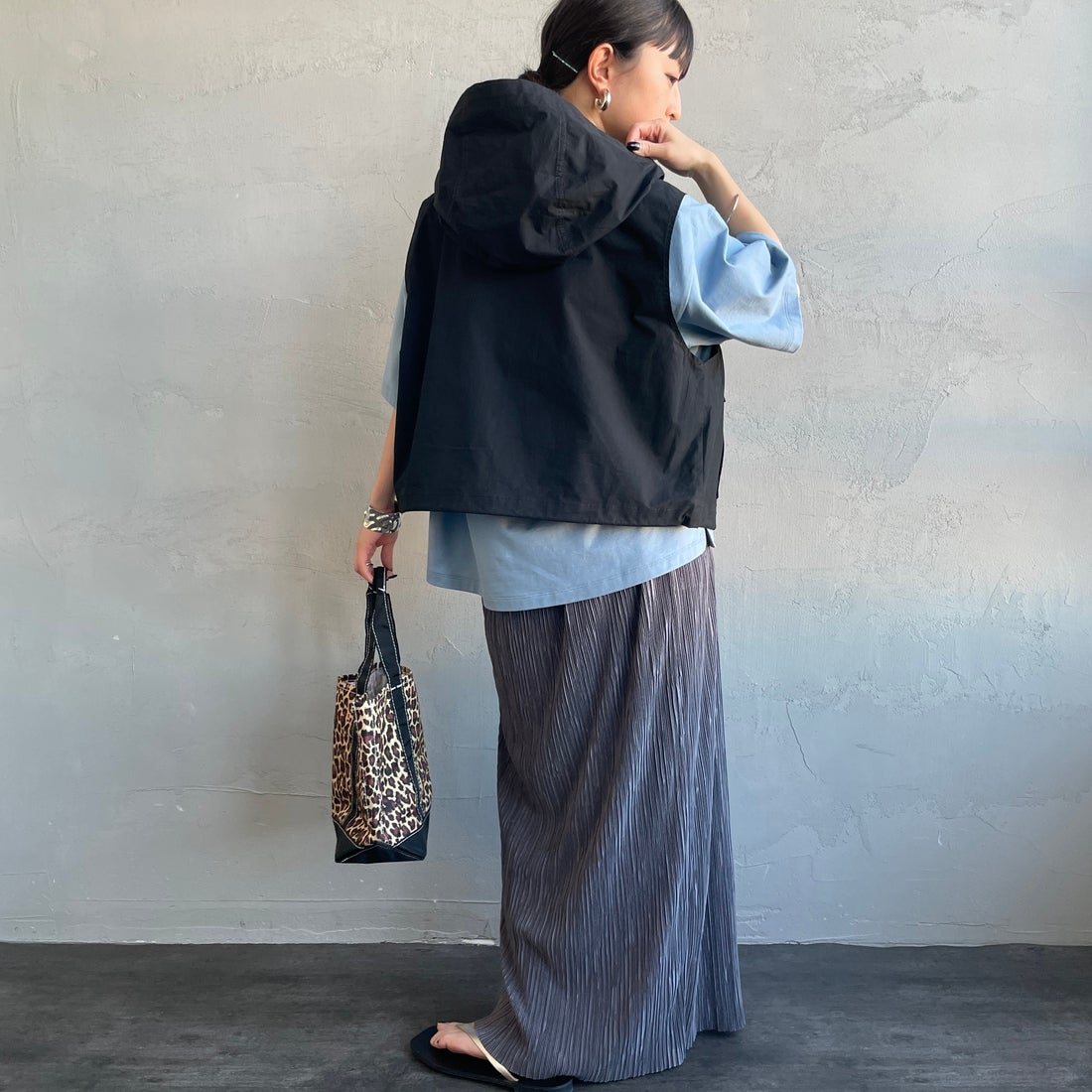 UNIVERSAL OVERALL [ユニバーサルオーバーオール] 別注 ショート丈 フード付きワークベスト [U2612460IN-JF] BLACK &&モデル身長：150cm 着用サイズ：F&&