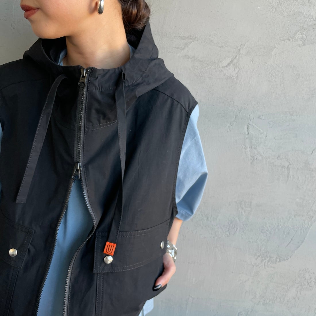 UNIVERSAL OVERALL [ユニバーサルオーバーオール] 別注 ショート丈 フード付きワークベスト [U2612460IN-JF] BLACK &&モデル身長：150cm 着用サイズ：F&&