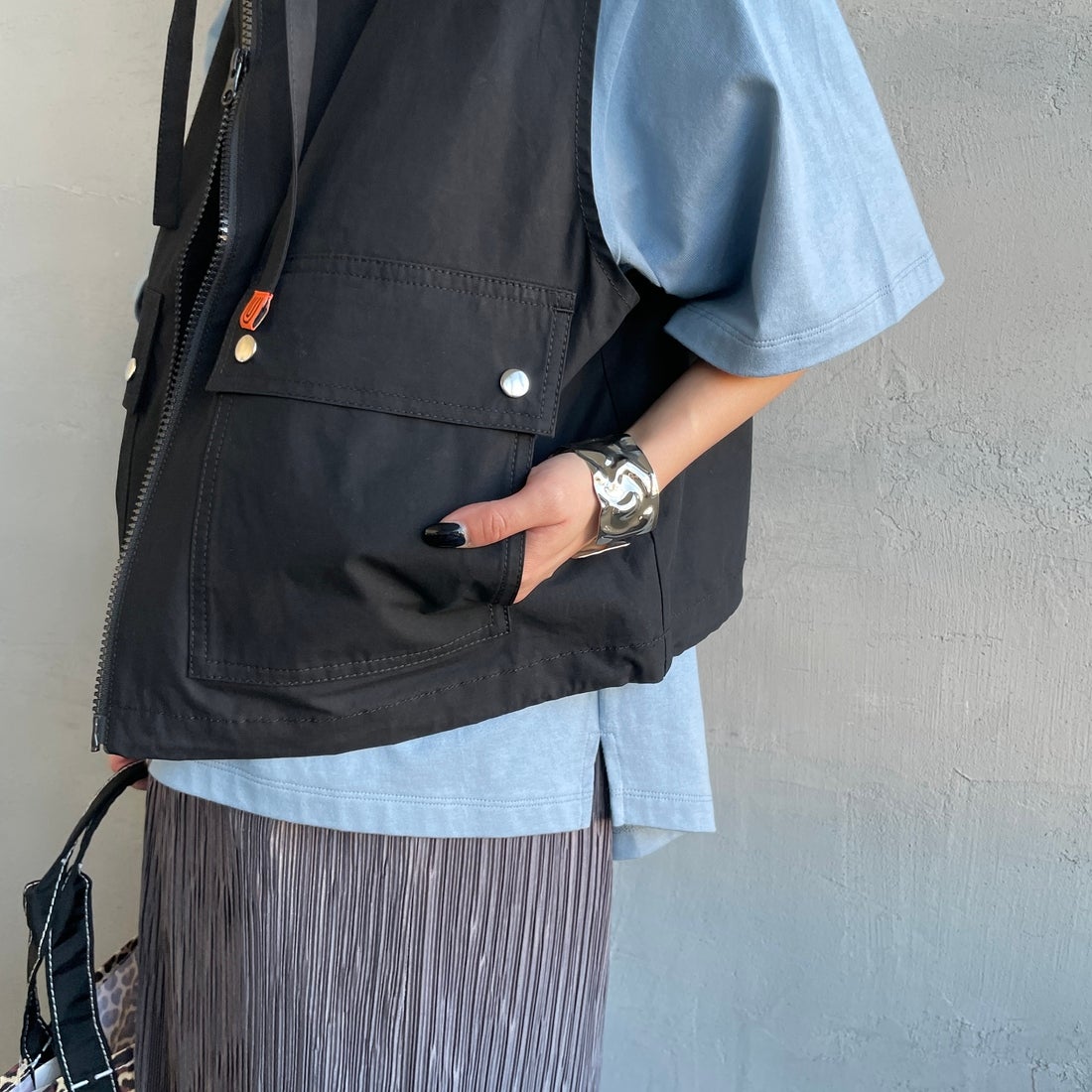 UNIVERSAL OVERALL [ユニバーサルオーバーオール] 別注 ショート丈 フード付きワークベスト [U2612460IN-JF] BLACK &&モデル身長：150cm 着用サイズ：F&&