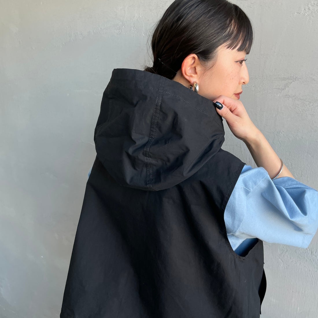 UNIVERSAL OVERALL [ユニバーサルオーバーオール] 別注 ショート丈 フード付きワークベスト [U2612460IN-JF] BLACK &&モデル身長：150cm 着用サイズ：F&&