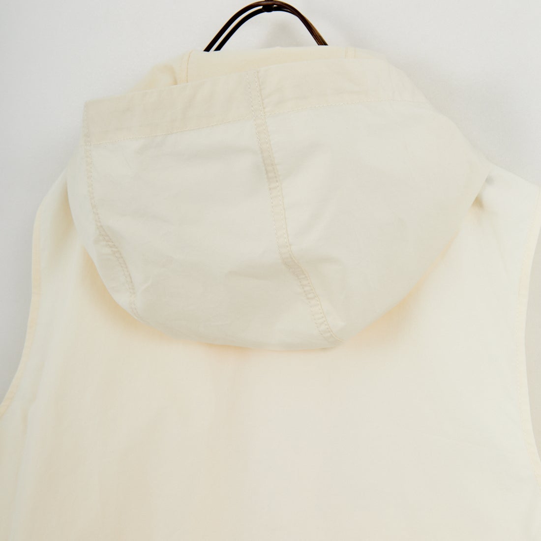 UNIVERSAL OVERALL [ユニバーサルオーバーオール] 別注 ショート丈 フード付きワークベスト [U2612460IN-JF] IVORY