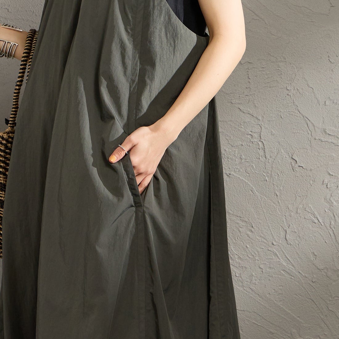 DANTON [ダントン] ナイロンタフタ Aラインキャミソールワンピース [DT-G0114NSB] CHARCOAL &&モデル身長：158cm 着用サイズ：36&&