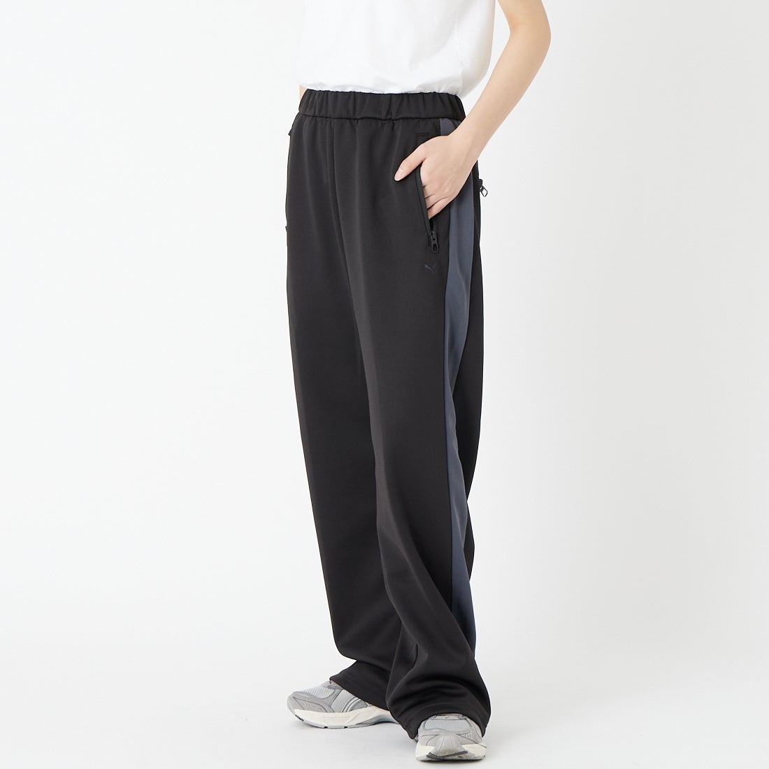 PUMA [プーマ] ワイドトラックパンツ [638052] 01 PUMA BL &&モデル身長：162cm 着用サイズ：S&&