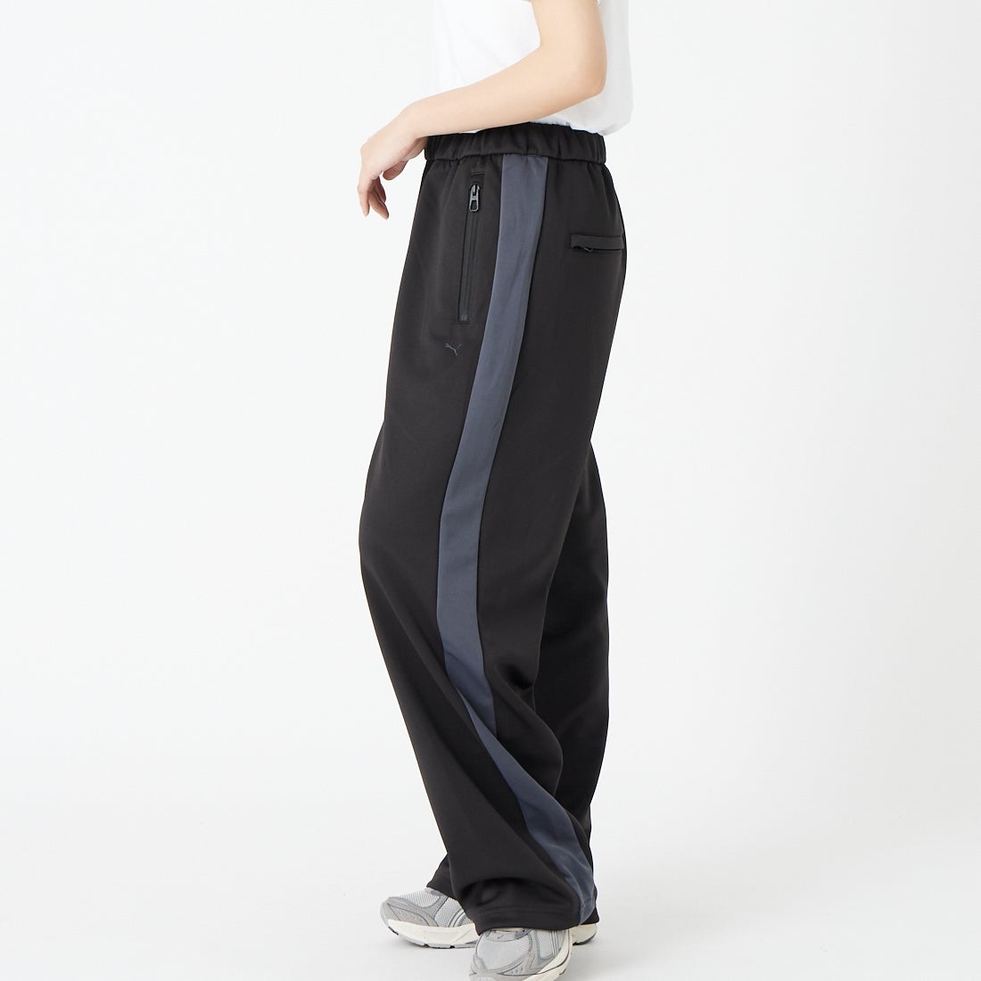 PUMA [プーマ] ワイドトラックパンツ [638052] 01 PUMA BL &&モデル身長：162cm 着用サイズ：S&&