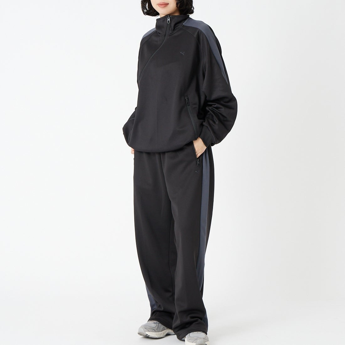 PUMA [プーマ] ワイドトラックパンツ [638052] 01 PUMA BL &&モデル身長：162cm 着用サイズ：S&&