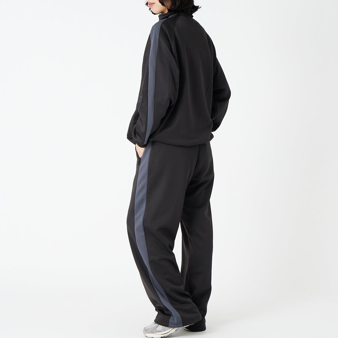 PUMA [プーマ] ワイドトラックパンツ [638052] 01 PUMA BL &&モデル身長：162cm 着用サイズ：S&&