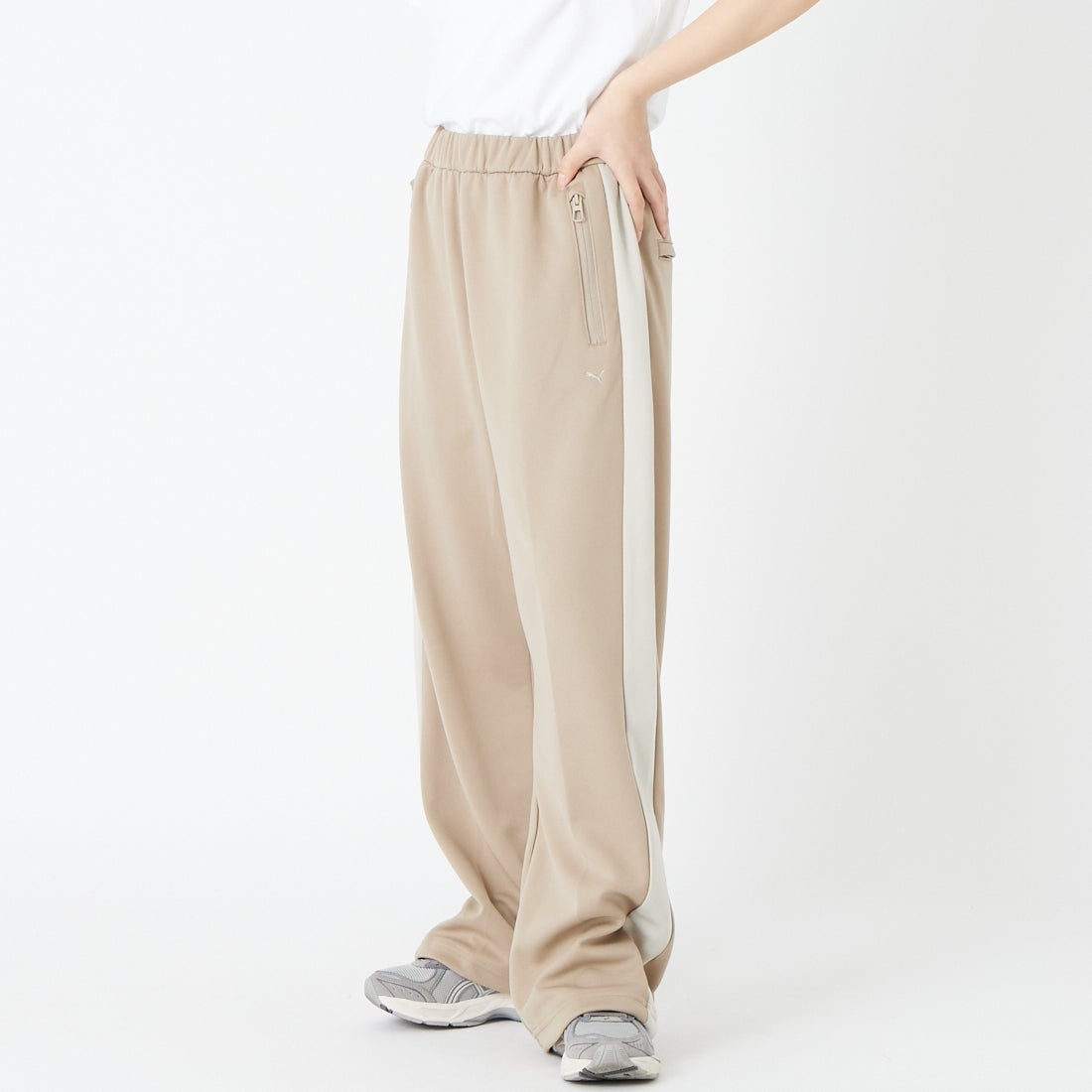 PUMA [プーマ] ワイドトラックパンツ [638052] 55 ICE COF &&モデル身長：162cm 着用サイズ：S&&