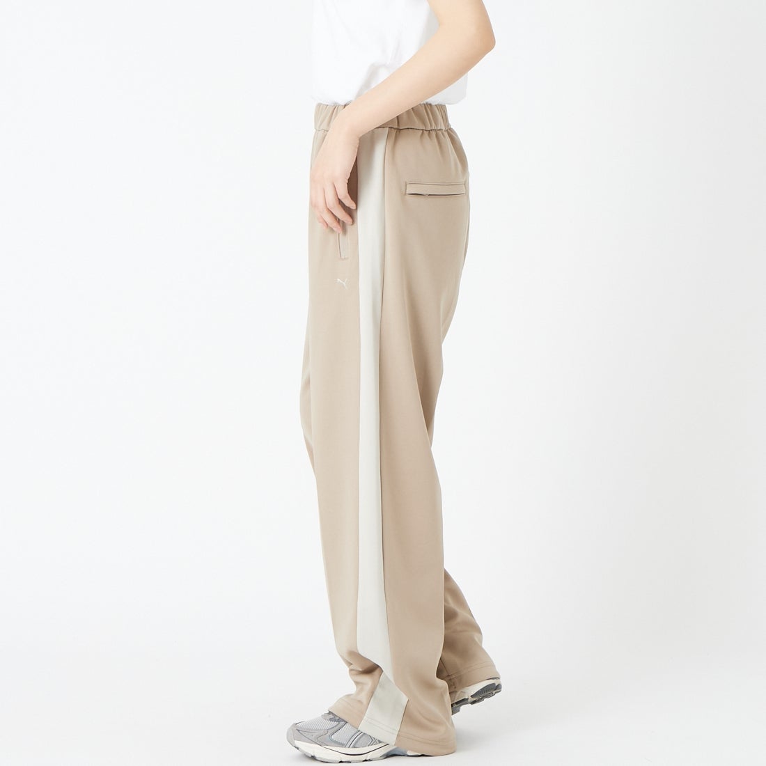 PUMA [プーマ] ワイドトラックパンツ [638052] 55 ICE COF &&モデル身長：162cm 着用サイズ：S&&