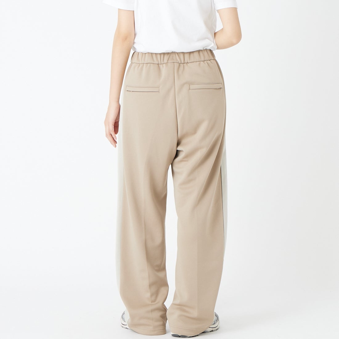 PUMA [プーマ] ワイドトラックパンツ [638052] 55 ICE COF &&モデル身長：162cm 着用サイズ：S&&