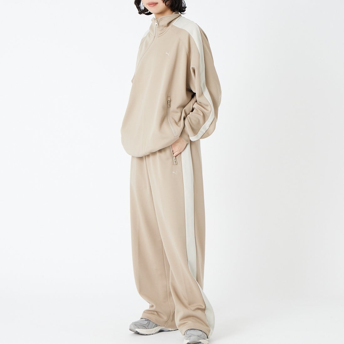 PUMA [プーマ] ワイドトラックパンツ [638052] 55 ICE COF &&モデル身長：162cm 着用サイズ：S&&