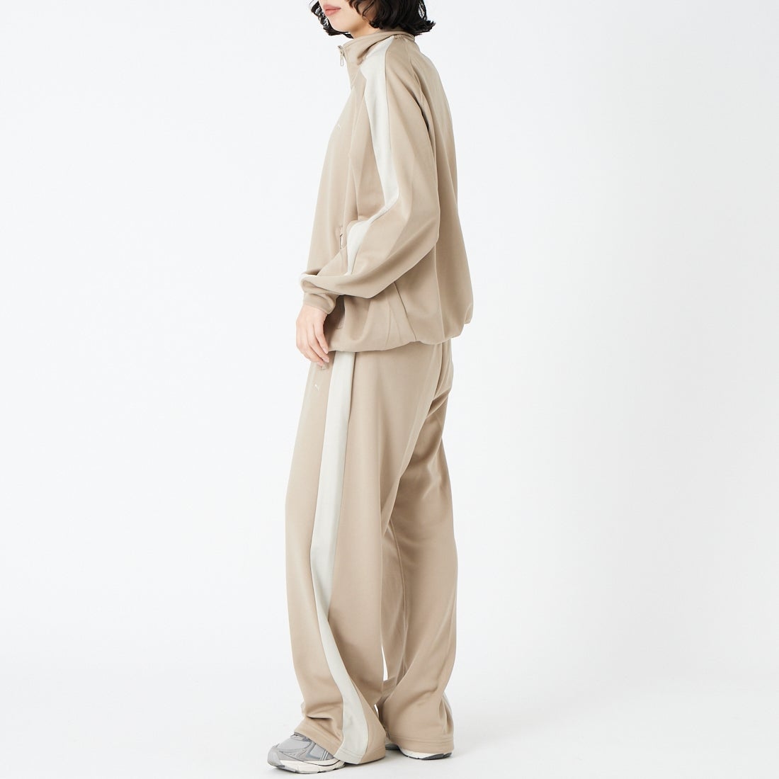 PUMA [プーマ] ワイドトラックパンツ [638052] 55 ICE COF &&モデル身長：162cm 着用サイズ：S&&