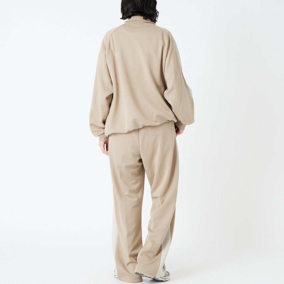 PUMA [プーマ] ワイドトラックパンツ [638052] 55 ICE COF &&モデル身長：162cm 着用サイズ：S&&