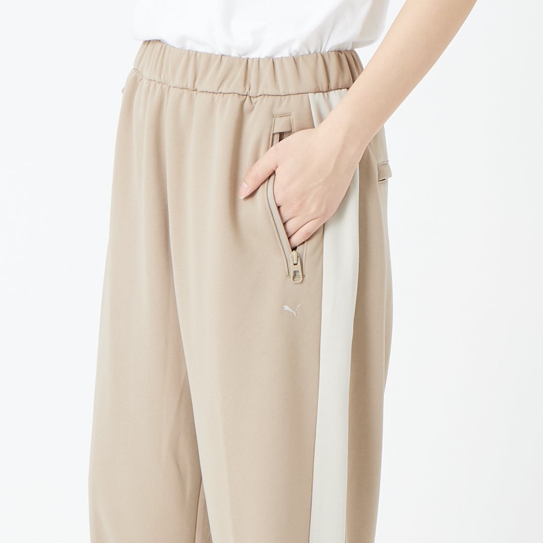 PUMA [プーマ] ワイドトラックパンツ [638052] 55 ICE COF &&モデル身長：162cm 着用サイズ：S&&