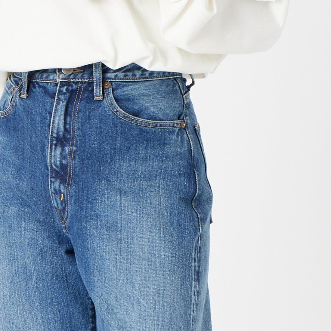 CIOTA [シオタ] ハイライズストレート5ポケットパンツ [PTLM-28HIS-PIMBL] MID BLUE &&モデル身長：162cm 着用サイズ：26&&