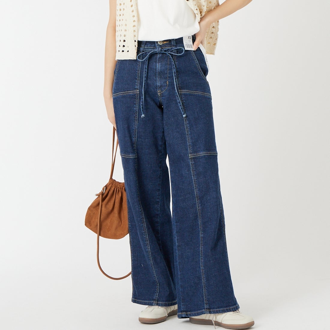 SOMETHING [サムシング] LISA ベルテッドワイドデニムパンツ [SEA585] 92 D.BLUE &&モデル身長：162cm 着用サイズ：XS&&