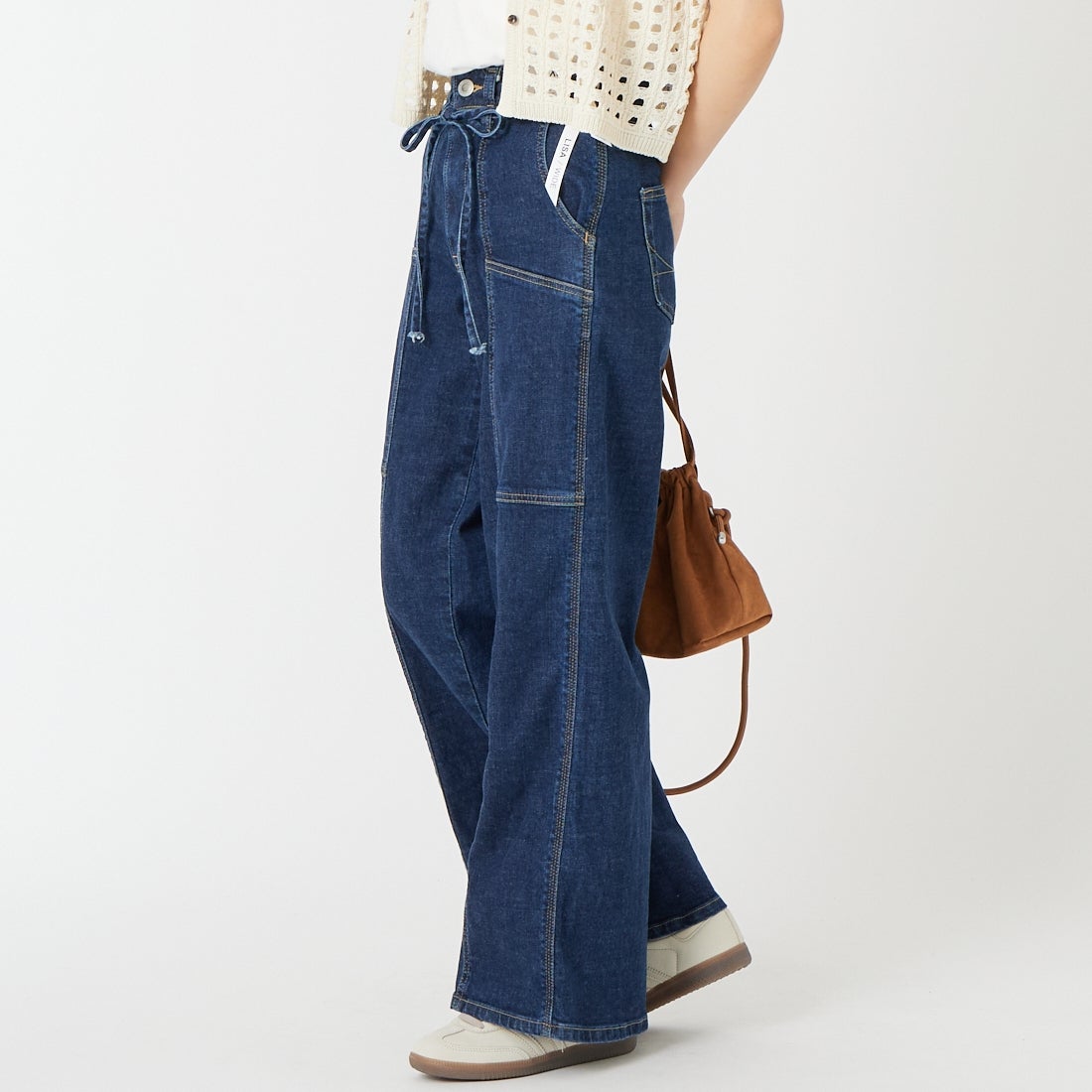 SOMETHING [サムシング] LISA ベルテッドワイドデニムパンツ [SEA585] 92 D.BLUE &&モデル身長：162cm 着用サイズ：XS&&