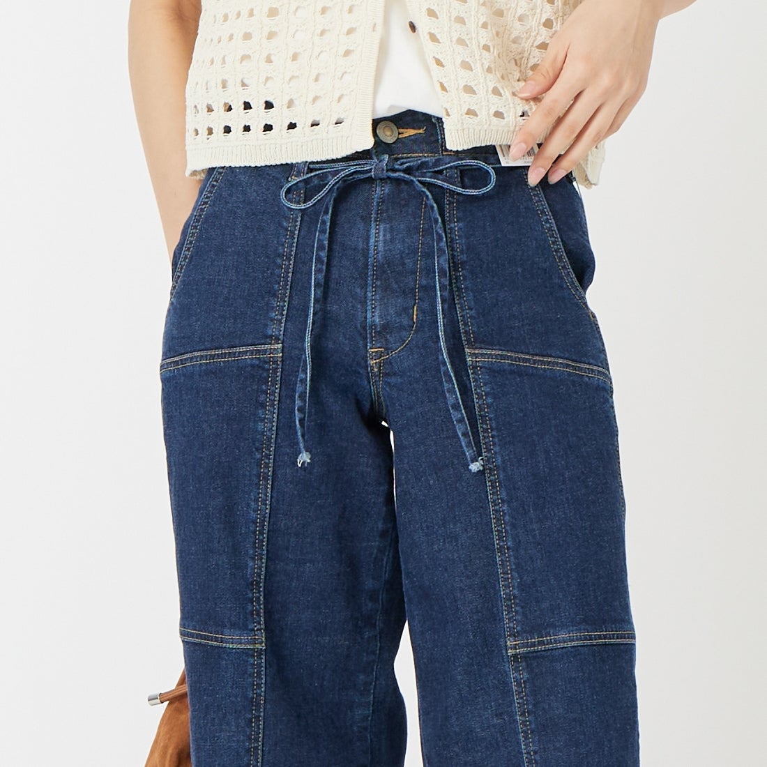 SOMETHING [サムシング] LISA ベルテッドワイドデニムパンツ [SEA585] 92 D.BLUE &&モデル身長：162cm 着用サイズ：XS&&