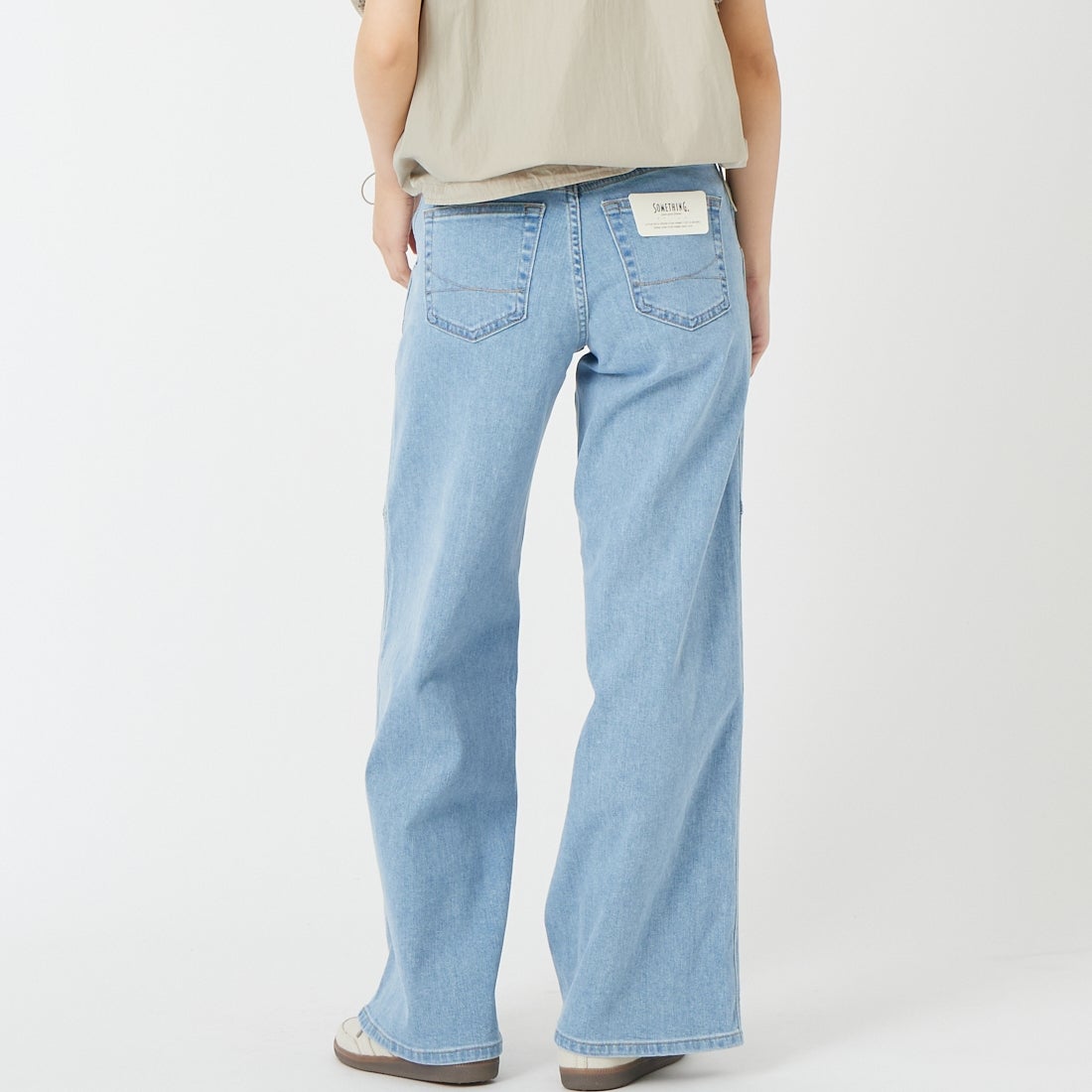 SOMETHING [サムシング] LISA ベルテッドワイドデニムパンツ [SEA585] 79 BLEACH &&モデル身長：162cm 着用サイズ：XS&&