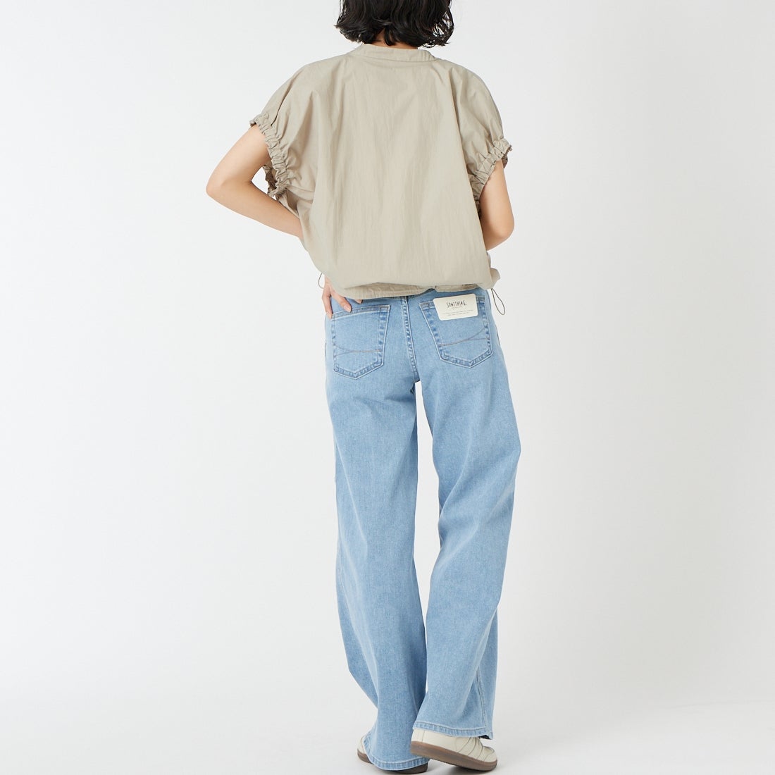 SOMETHING [サムシング] LISA ベルテッドワイドデニムパンツ [SEA585] 79 BLEACH &&モデル身長：162cm 着用サイズ：XS&&