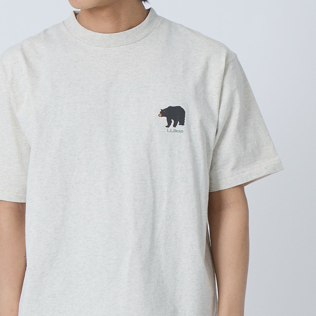 L.L.BEAN [エルエルビーン] モリル ショートスリーブ チェスト グラフィック Tシャツ [6275-4041] 19 B.BEAR &&モデル身長：179cm 着用サイズ：M&&