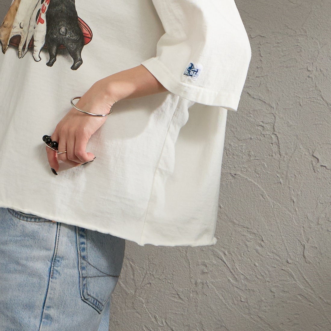 The Endless Summer [エンドレスサマー] 別注 4BUHIプリント カットオフTシャツ [FH-26574511-JF] WHITE &&モデル身長：150cm 着用サイズ：F&&