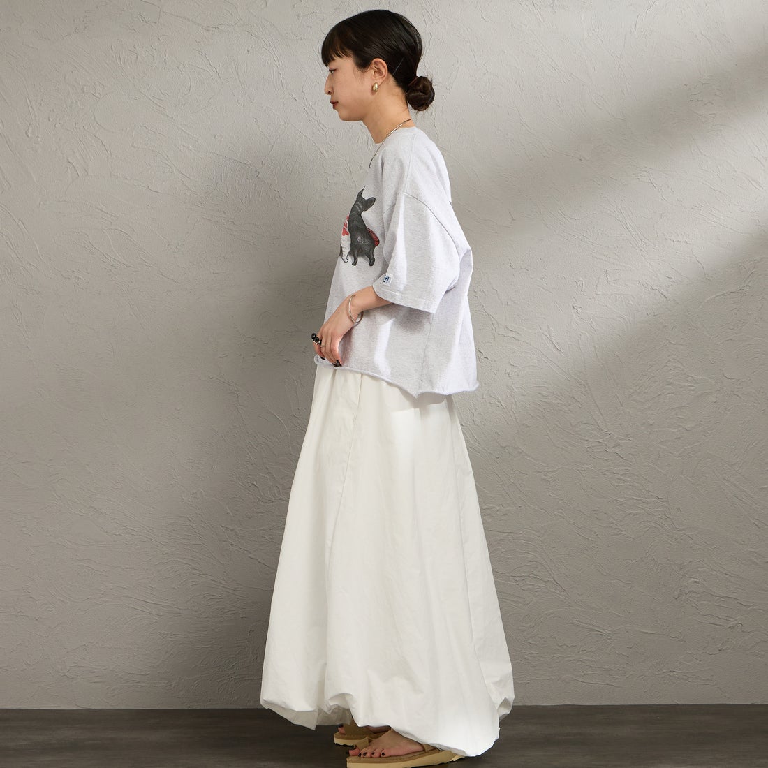 The Endless Summer [エンドレスサマー] 別注 4BUHIプリント カットオフTシャツ [FH-26574511-JF] MIX GRAY &&モデル身長：150cm 着用サイズ：F&&