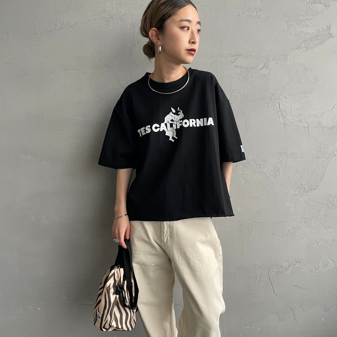 The Endless Summer [エンドレスサマー] 別注 TES CAL フロッキーロゴプリント カットオフTシャツ [FH-26574510-JF] BLACK &&モデル身長：150cm 着用サイズ：F&&