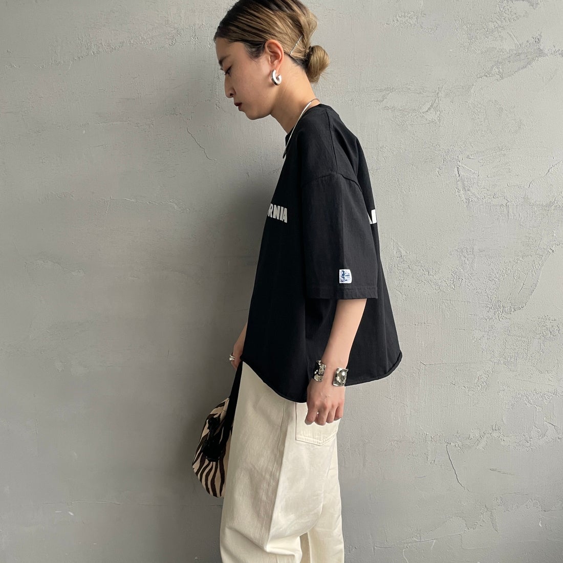 The Endless Summer [エンドレスサマー] 別注 TES CAL フロッキーロゴプリント カットオフTシャツ [FH-26574510-JF] BLACK &&モデル身長：150cm 着用サイズ：F&&