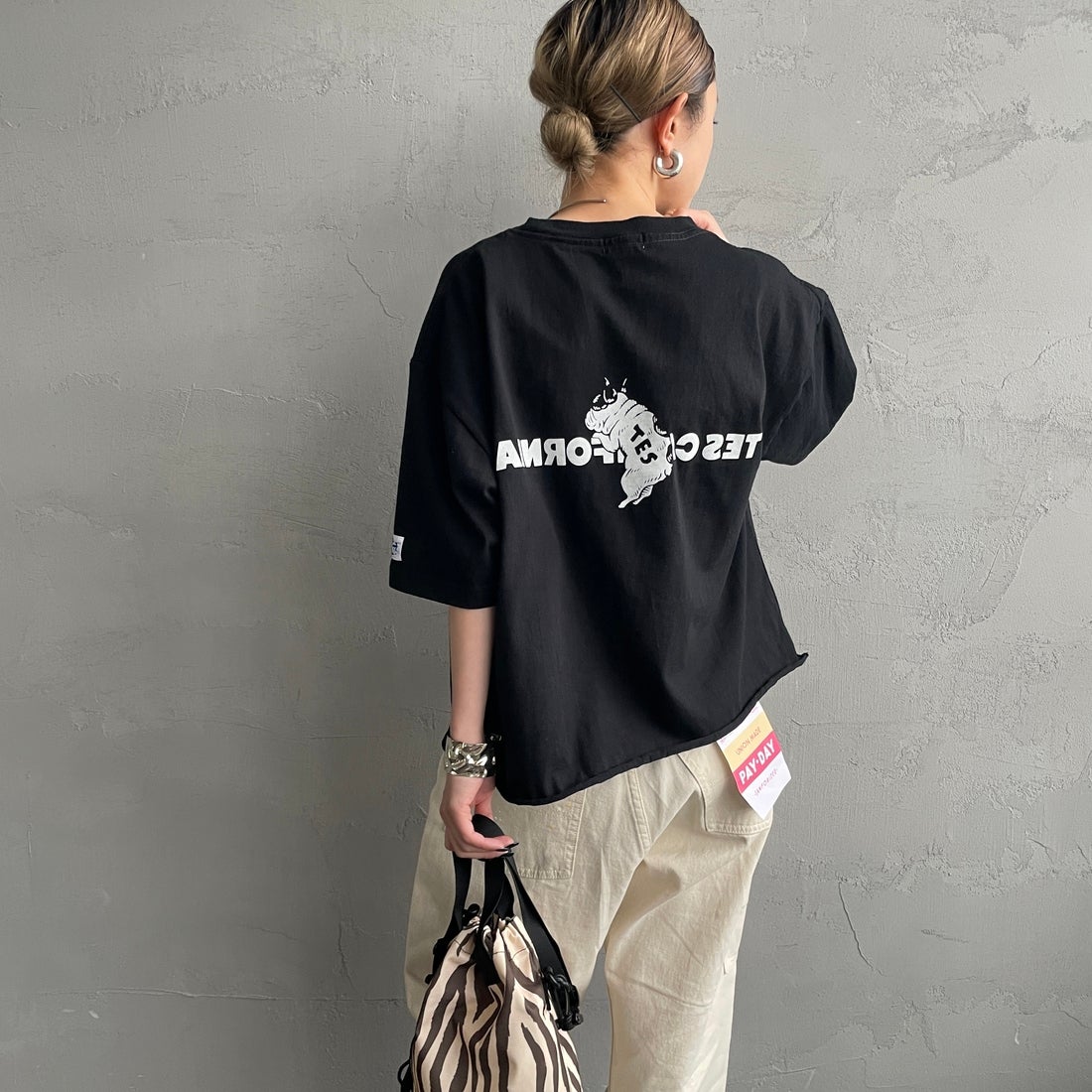 The Endless Summer [エンドレスサマー] 別注 TES CAL フロッキーロゴプリント カットオフTシャツ [FH-26574510-JF] BLACK &&モデル身長：150cm 着用サイズ：F&&