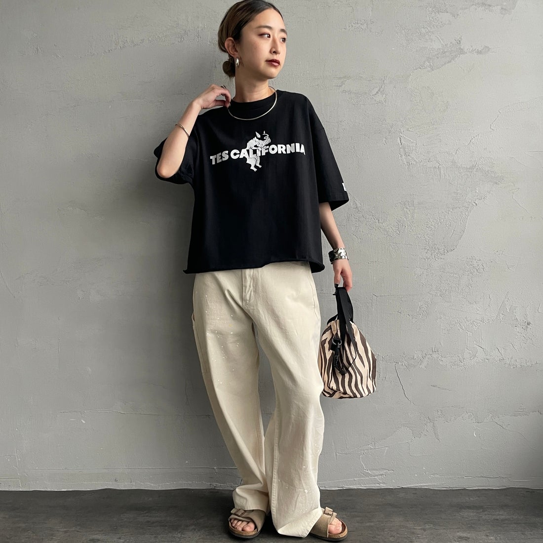 The Endless Summer [エンドレスサマー] 別注 TES CAL フロッキーロゴプリント カットオフTシャツ [FH-26574510-JF] BLACK &&モデル身長：150cm 着用サイズ：F&&