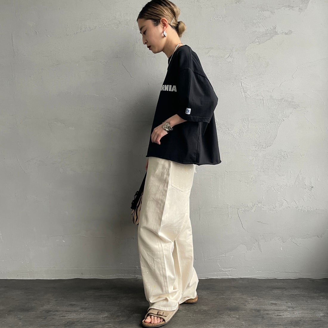 The Endless Summer [エンドレスサマー] 別注 TES CAL フロッキーロゴプリント カットオフTシャツ [FH-26574510-JF] BLACK &&モデル身長：150cm 着用サイズ：F&&s Summer [エンドレスサマー] 別注 TES CAL フロッキーロゴプリント カットオフTシャツ [FH-26574510-JF] BLACK