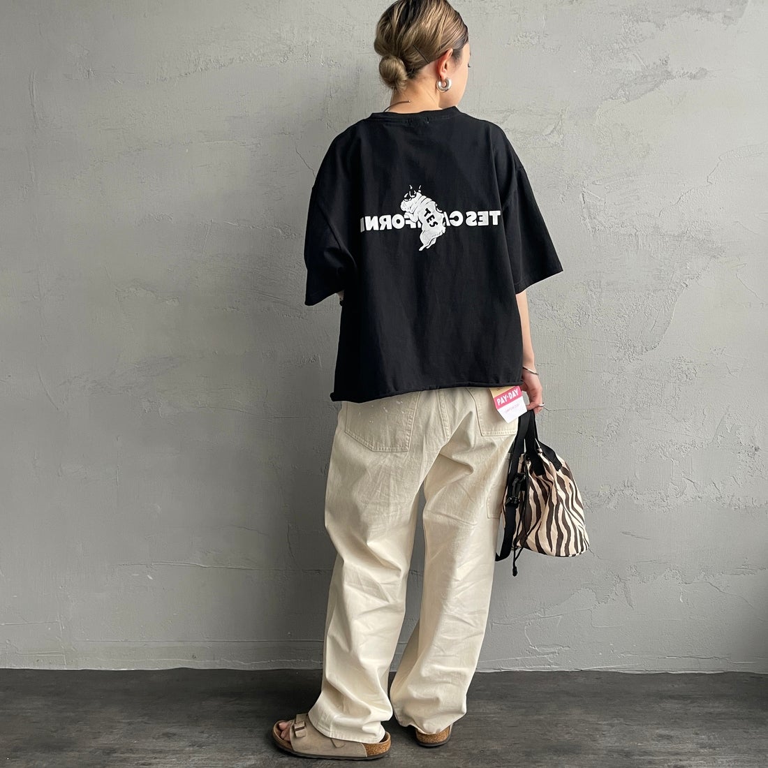 The Endless Summer [エンドレスサマー] 別注 TES CAL フロッキーロゴプリント カットオフTシャツ [FH-26574510-JF] BLACK &&モデル身長：150cm 着用サイズ：F&&