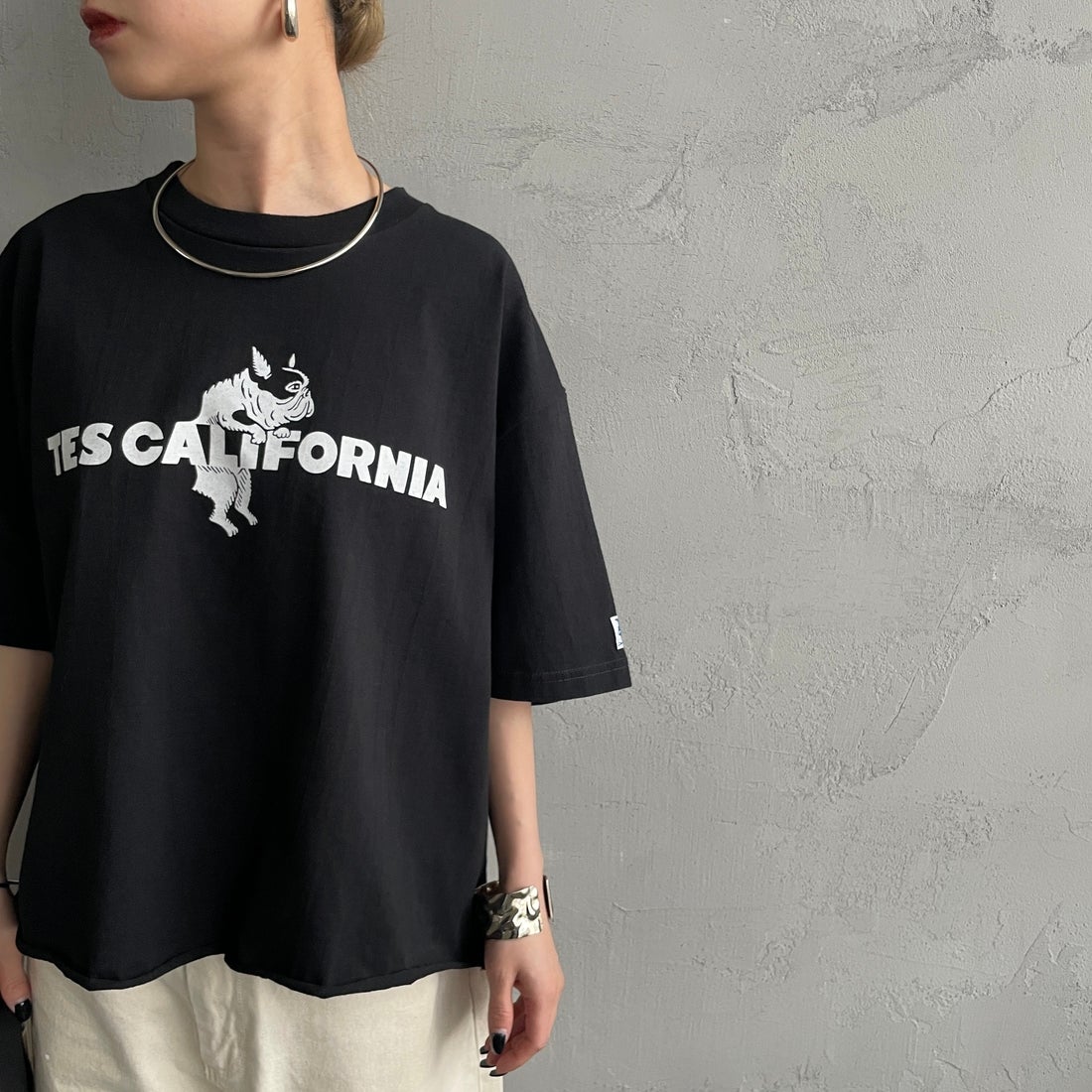 The Endless Summer [エンドレスサマー] 別注 TES CAL フロッキーロゴプリント カットオフTシャツ [FH-26574510-JF] BLACK &&モデル身長：150cm 着用サイズ：F&&
