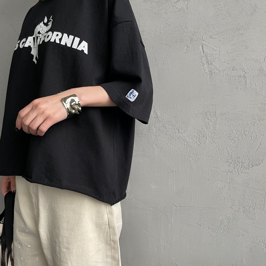 The Endless Summer [エンドレスサマー] 別注 TES CAL フロッキーロゴプリント カットオフTシャツ [FH-26574510-JF] BLACK &&モデル身長：150cm 着用サイズ：F&&