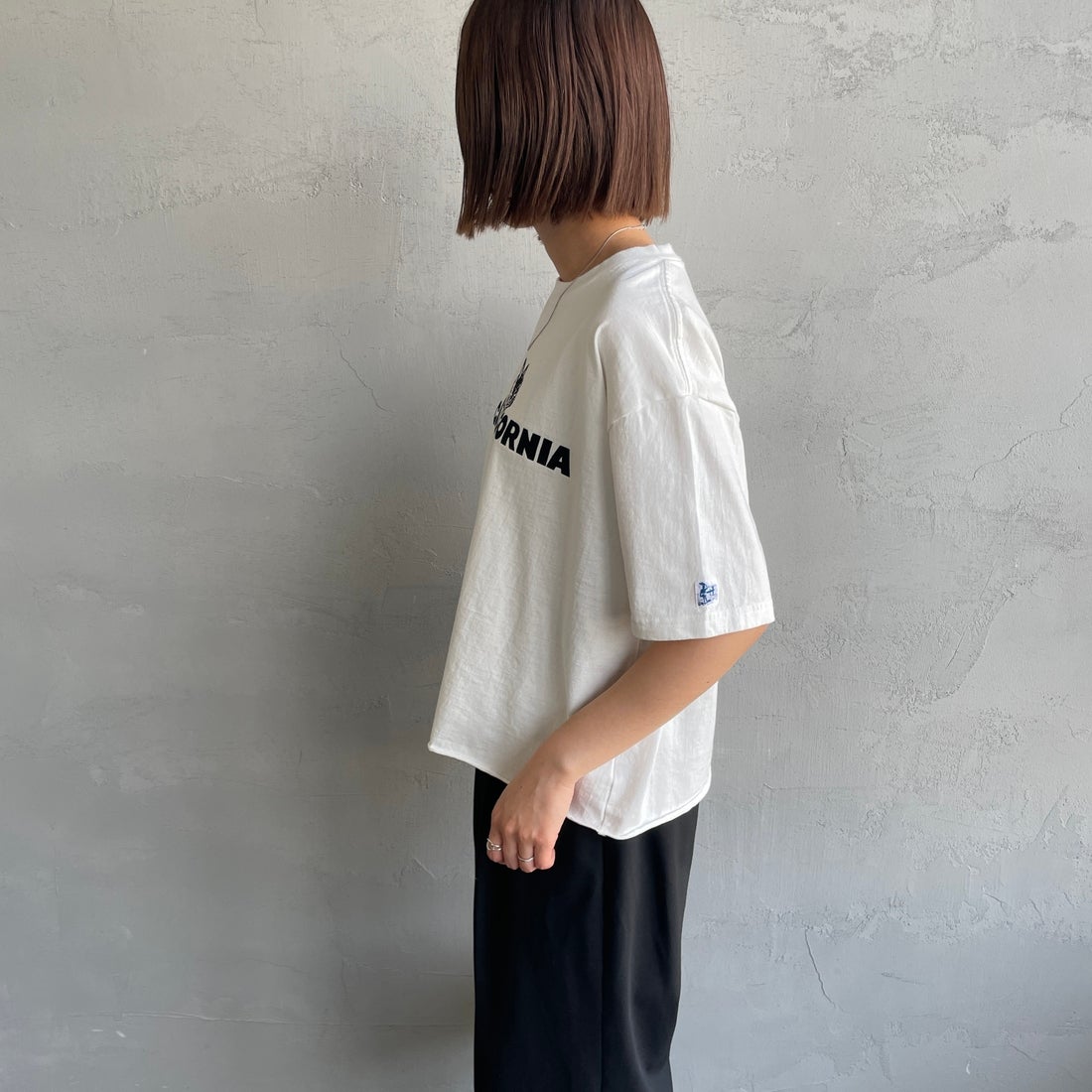 The Endless Summer [エンドレスサマー] 別注 TES CAL フロッキーロゴプリント カットオフTシャツ [FH-26574510-JF] WHITE &&モデル身長：159cm 着用サイズ：F&&