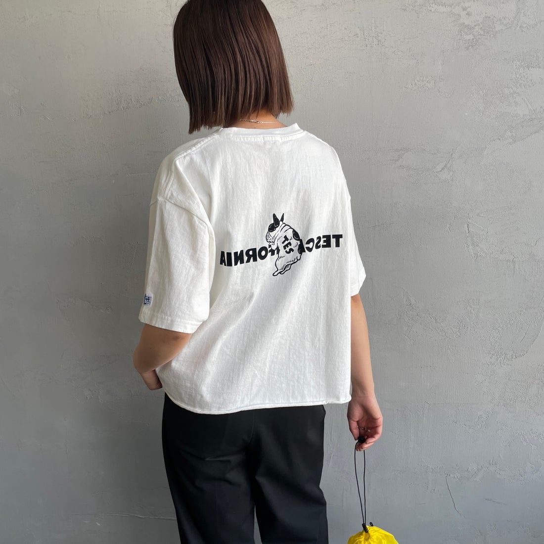 The Endless Summer [エンドレスサマー] 別注 TES CAL フロッキーロゴプリント カットオフTシャツ [FH-26574510-JF] WHITE &&モデル身長：159cm 着用サイズ：F&&