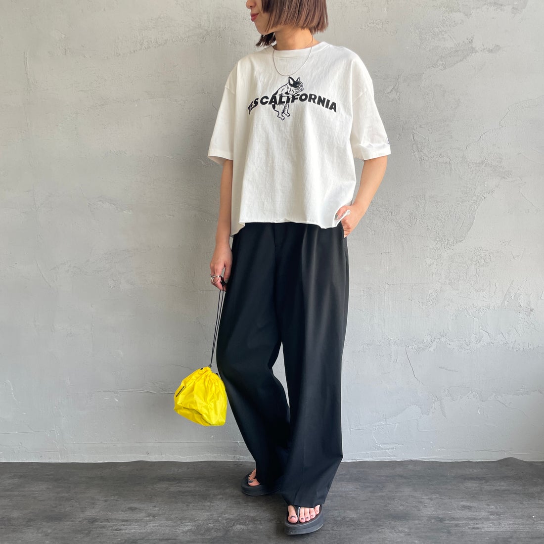 The Endless Summer [エンドレスサマー] 別注 TES CAL フロッキーロゴプリント カットオフTシャツ [FH-26574510-JF] WHITE &&モデル身長：159cm 着用サイズ：F&&