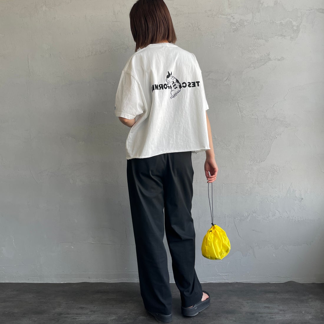 The Endless Summer [エンドレスサマー] 別注 TES CAL フロッキーロゴプリント カットオフTシャツ [FH-26574510-JF] WHITE &&モデル身長：159cm 着用サイズ：F&&