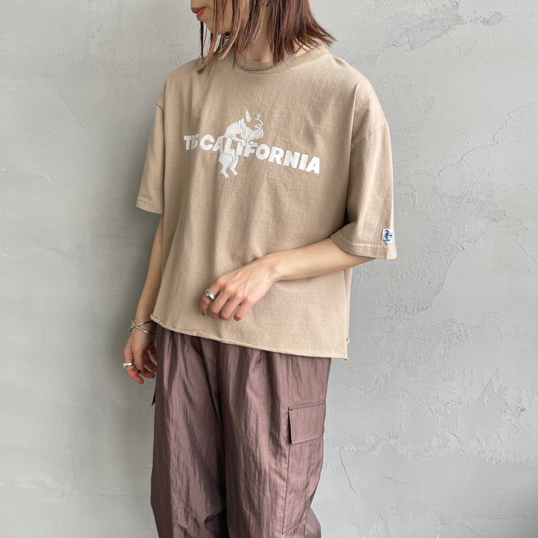 The Endless Summer [エンドレスサマー] 別注 TES CAL フロッキーロゴプリント カットオフTシャツ [FH-26574510-JF] BEIGE &&モデル身長：158cm 着用サイズ：F&&