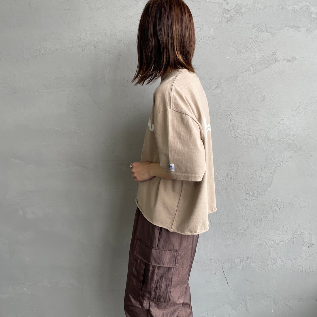 The Endless Summer [エンドレスサマー] 別注 TES CAL フロッキーロゴプリント カットオフTシャツ [FH-26574510-JF] BEIGE &&モデル身長：158cm 着用サイズ：F&&