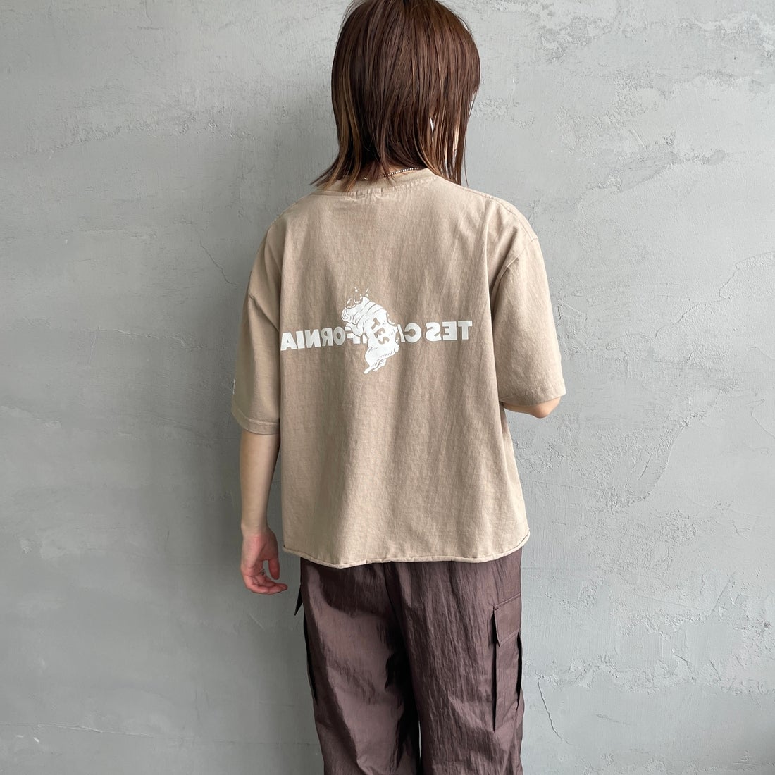 The Endless Summer [エンドレスサマー] 別注 TES CAL フロッキーロゴプリント カットオフTシャツ [FH-26574510-JF] BEIGE &&モデル身長：158cm 着用サイズ：F&&