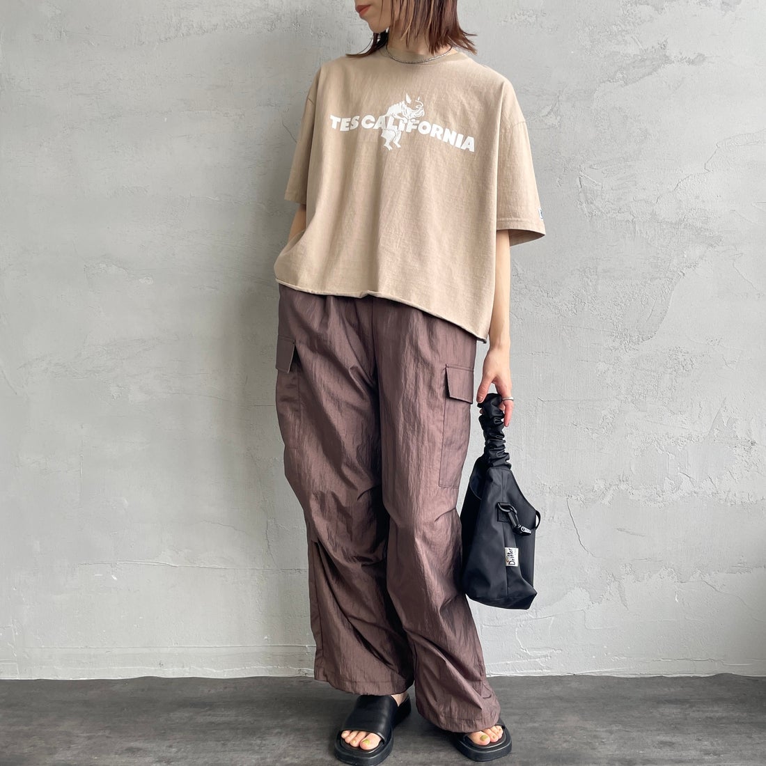 The Endless Summer [エンドレスサマー] 別注 TES CAL フロッキーロゴプリント カットオフTシャツ [FH-26574510-JF] BEIGE &&モデル身長：158cm 着用サイズ：F&&