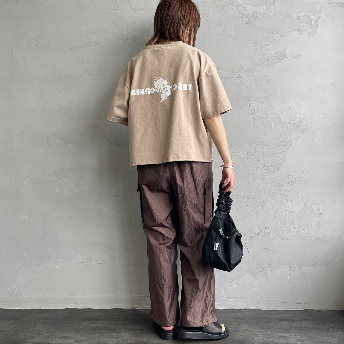 The Endless Summer [エンドレスサマー] 別注 TES CAL フロッキーロゴプリント カットオフTシャツ [FH-26574510-JF] BEIGE &&モデル身長：158cm 着用サイズ：F&&