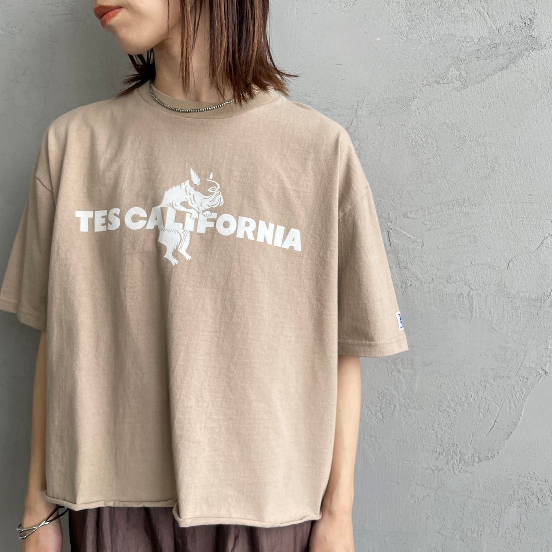 The Endless Summer [エンドレスサマー] 別注 TES CAL フロッキーロゴプリント カットオフTシャツ [FH-26574510-JF] BEIGE &&モデル身長：158cm 着用サイズ：F&&